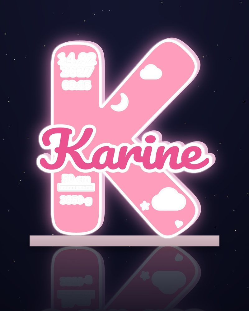 Karine անունով վարդագույն K տառը գիշերը